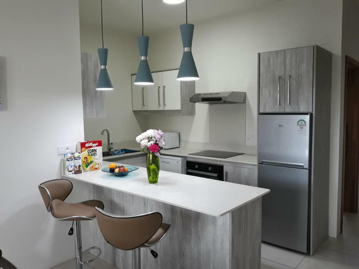 2 Bedroom Flat 15 Mins Walk From Flic En Flac Beach Extérieur photo